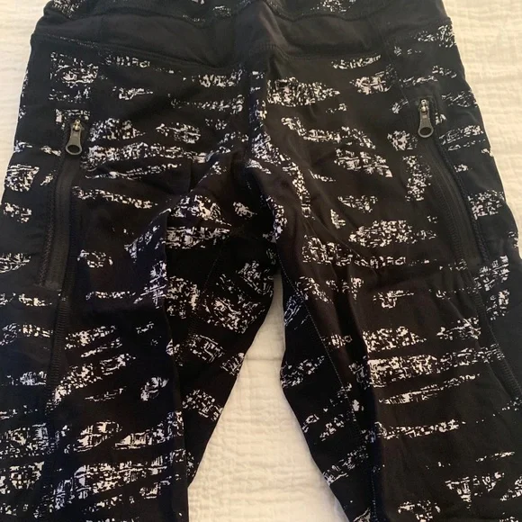Lululemon 3/4 Black&White Pattern Legging - Picture 3 of 4